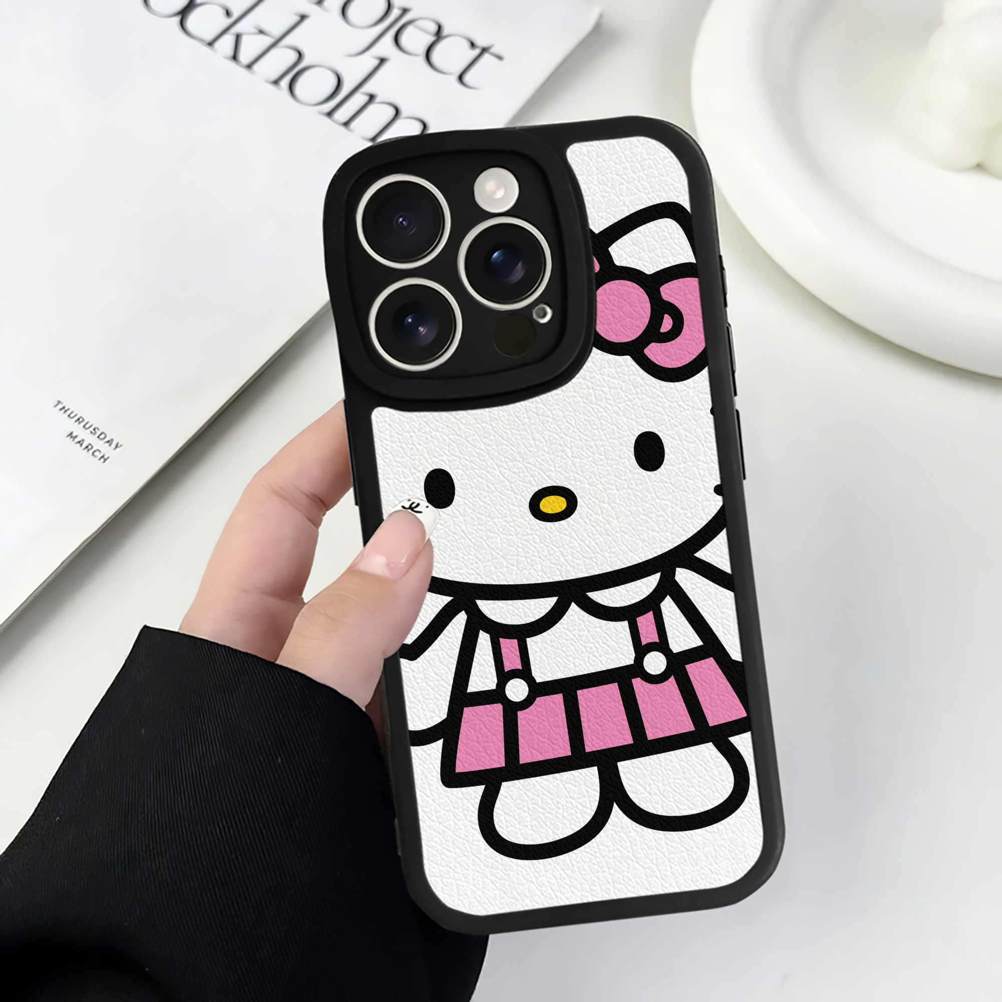 （画像用） Hello Kitty ハローキティ 【iPhone 16シリーズ対応】シリコンスマホケース（レザー調） 材質：シリコン